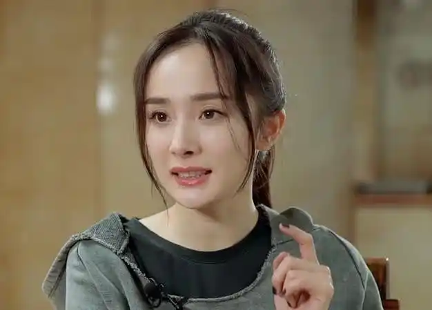 有一种基因叫杨幂的女儿,看到小糯米的正面照后,幂粉彻底炸锅了!