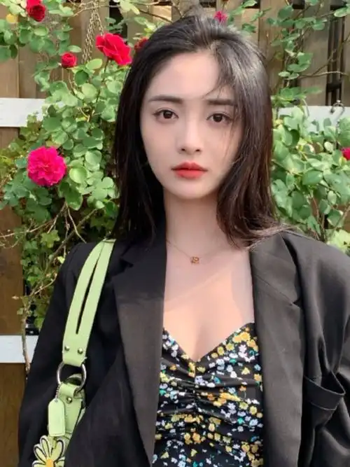 93很多人觉得周洁琼像杨幂,其实是因为她的下颌角弧度_圈子-新氧