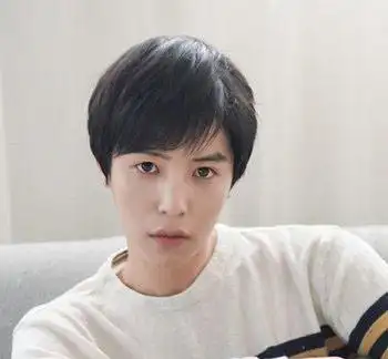 男生倒三角形脸适合什么发型倒三角男生帅气纹理烫发型