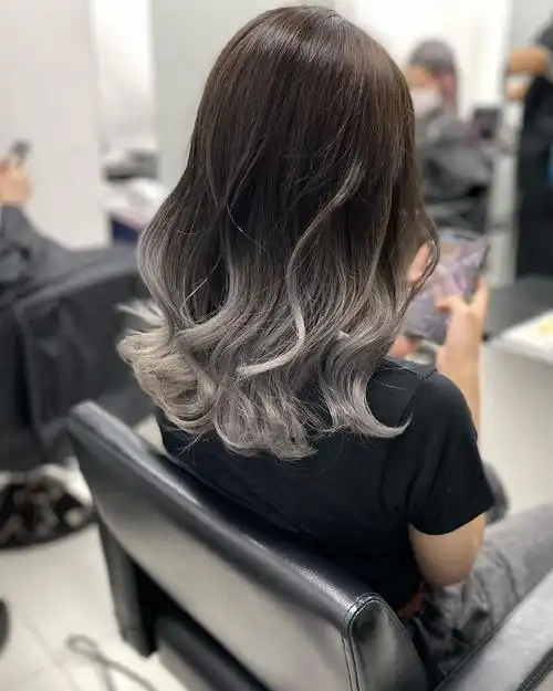 浅浅的发色还特别的不一样,从头顶到发尾这种渐变的发色还很有层次感