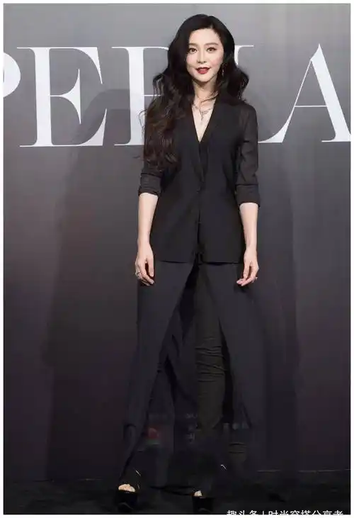 范冰冰严肃亮相,亮点深色西服配皮包,女神范气场足_西装_女性_女士