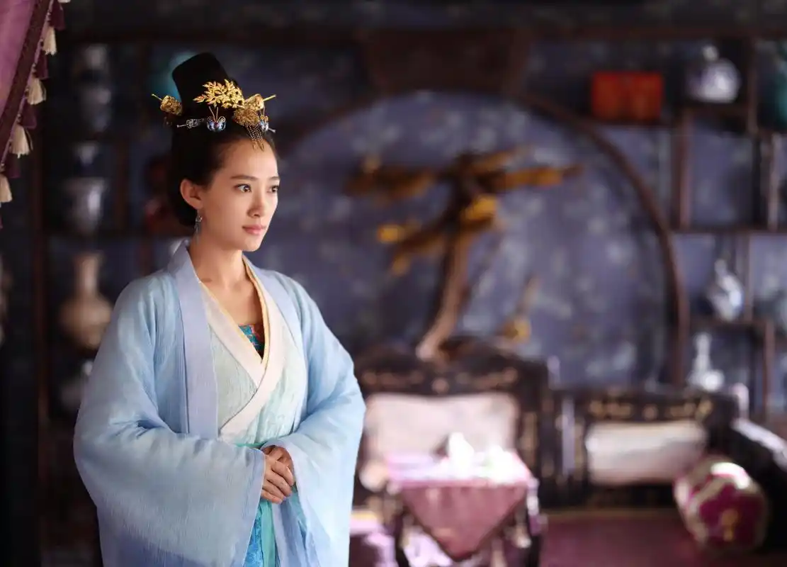 在最新的剧情中,雪儿的复仇攀权之路正逐步走向高潮,她为了争夺皇后之