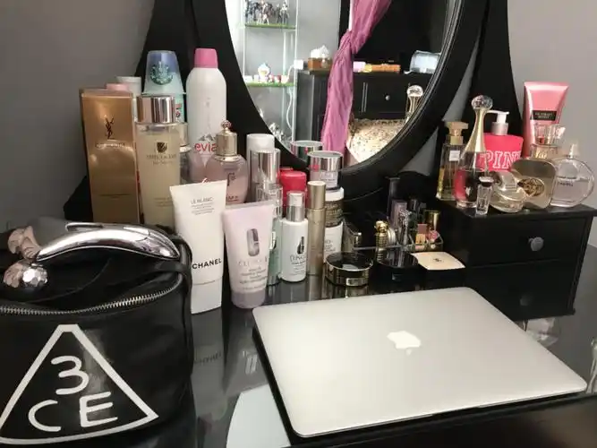 化妆台杂七杂八