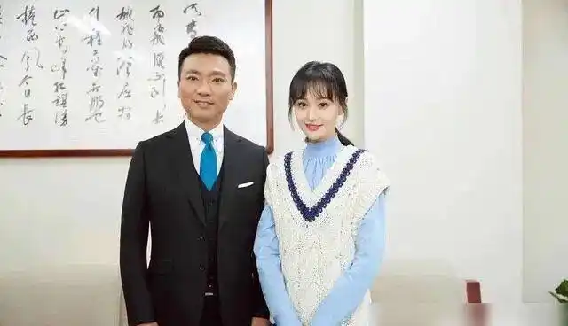 郑爽走京圈了上节目与新闻联播主持人同框笑容灿烂心情美