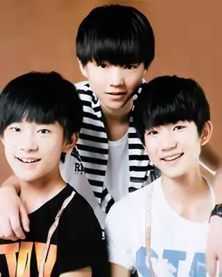 图tfboys三个人的照片欣赏三只书包内容大揭秘