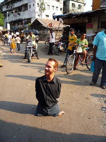 尼克·武伊契奇天生没有四肢,勇于面对身体残障,创造了生命的奇迹.