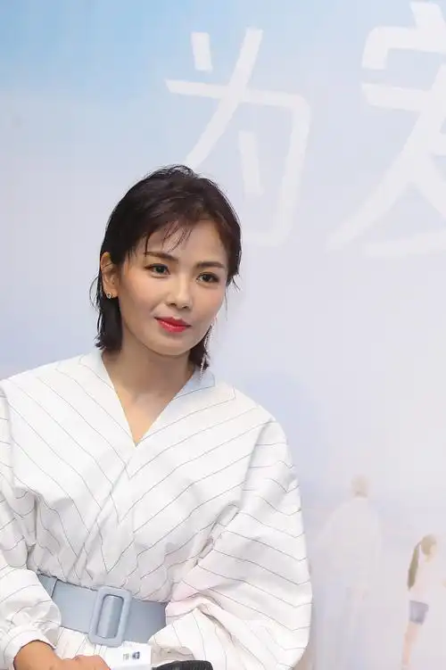 刘涛白裙优雅亮相 呼吁大家用书信表达"爱"