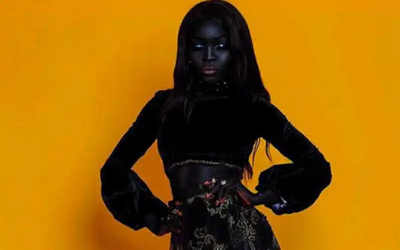 全球"最黑"女模特,全身黑得彻底,但是美得让人无法反驳_哔哩哔哩 (゜