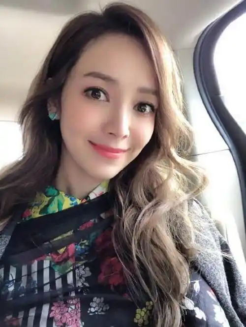 她是周杰伦前女友!41岁玩下衣失踪秀长腿,却被白色抹胸抢镜!