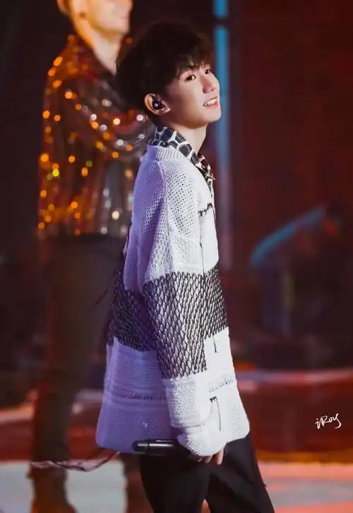 最想和谁拍男友喉结照#当然是想和王源的喉结拍照啊啊啊啊啊啊谁苛怂