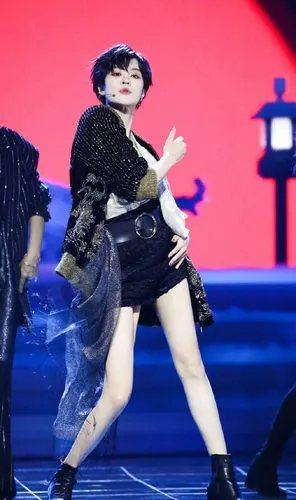 郁可唯好高调,穿黑色短裤配短靴,衬得"漫画腿"更显白皙修长了