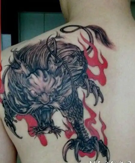 个性半背火麒麟男半背龙图腾霸气纹身图案tag标签:半背龙图腾龙游云端