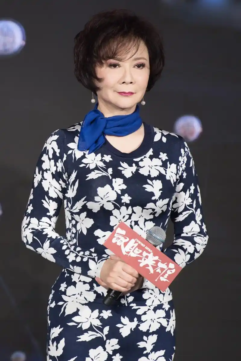 蔡明无缘春晚,57岁依旧风韵犹存