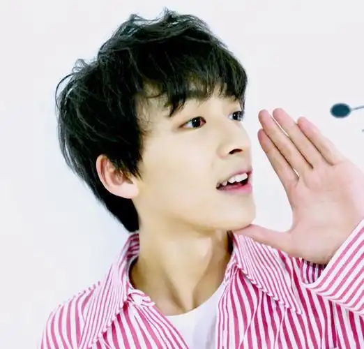 何洛洛嘟嘴卖萌帅气图片