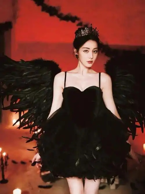 迪丽热巴黑色礼服造型,神秘优雅气场十足