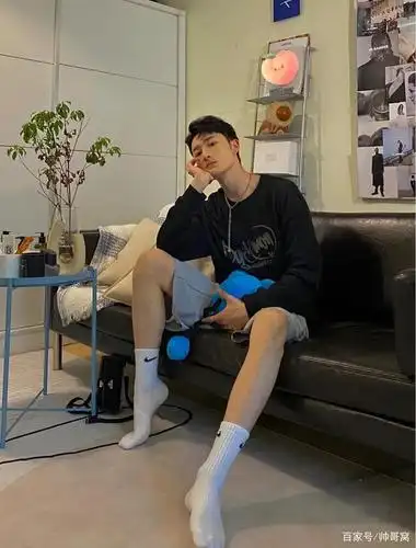 超级可爱的宅男小哥哥,大长腿爱穿长筒袜,搞怪男生镜头感十足!