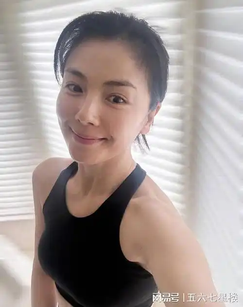 刘涛微博秀健身效果素颜翘臀马甲线