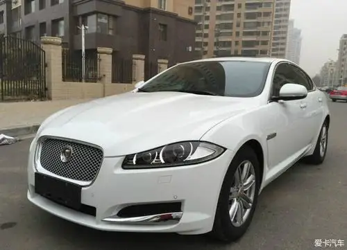 白色捷豹xf