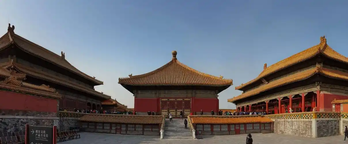 从侧面看乾清宫,交泰殿,坤宁宫.