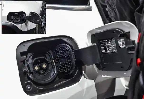 要将车载充电器连接至汽车,只需将其底部插入点烟器接口即可.