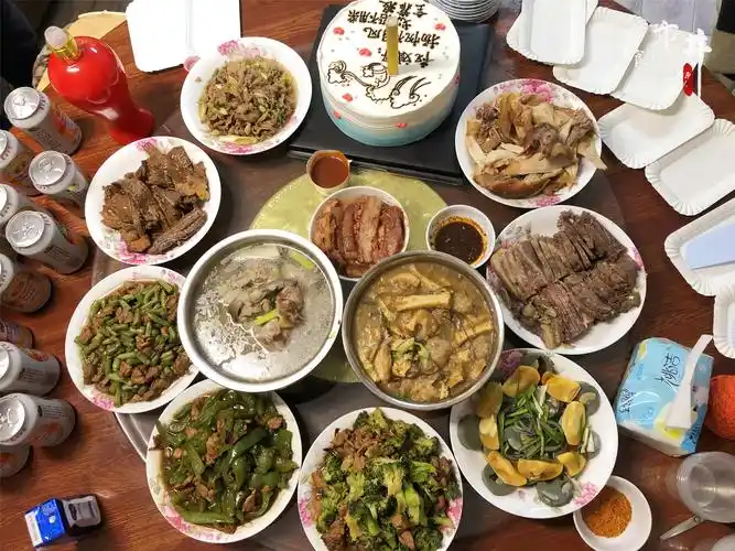 走亲戚怕被"催婚",38岁"剩男"选择和同学过生日,厨艺了得_豆角炒肉片