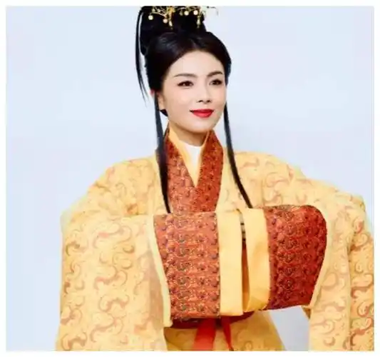 古装四美穿越春晚,华服展古典韵味,尽显优雅风华._传统_文化_时尚