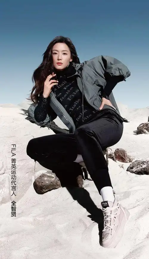 fila菁英运动代言人全智贤身穿fila icona salto太空鞋