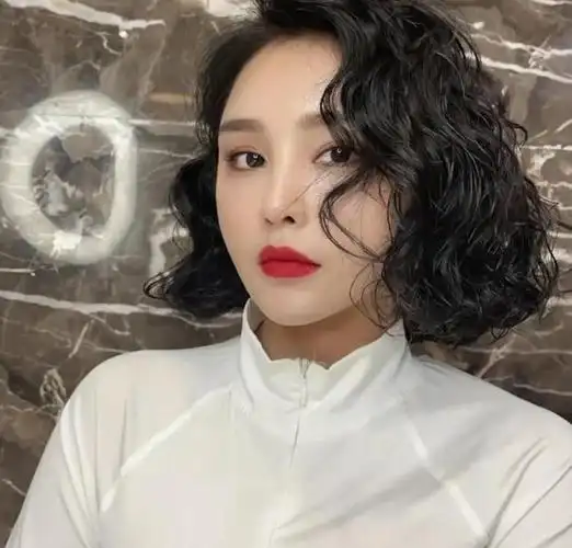 四十岁的女人烫什么发型好看