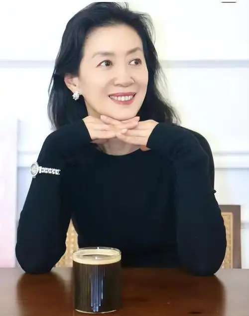 这才是真正的"冻龄奶奶",63岁身材饱满,面容清丽,打扮似30岁|发型