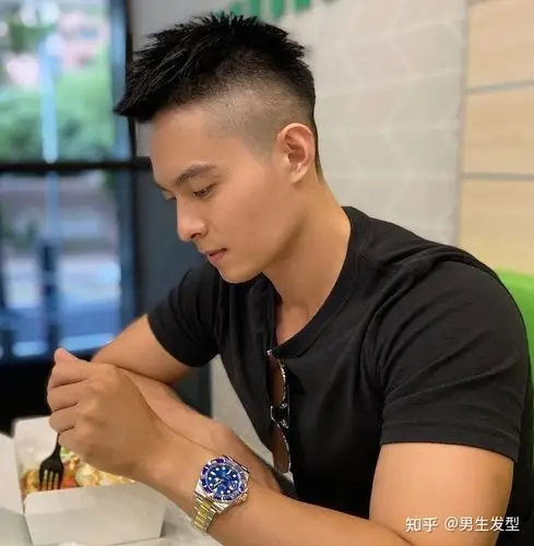 男生的发型,只要剪短之后就更容易打理.