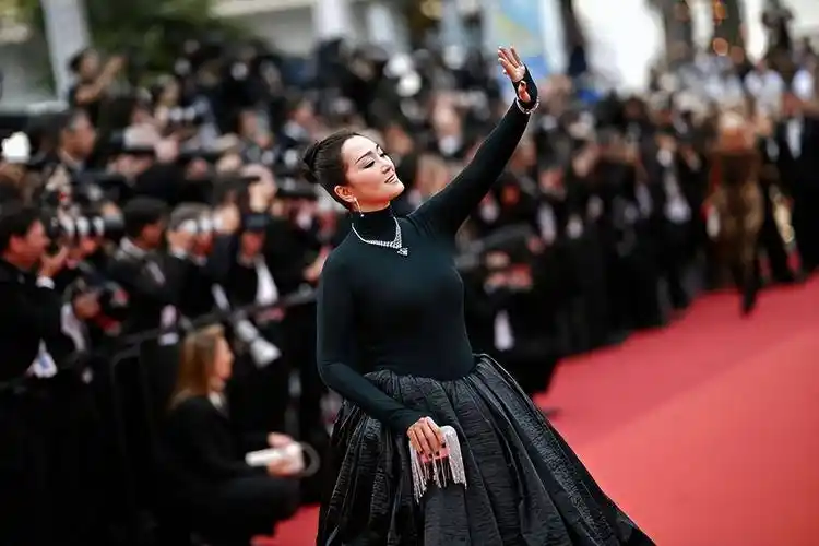 巩俐和法国老公走戛纳红毯啦!