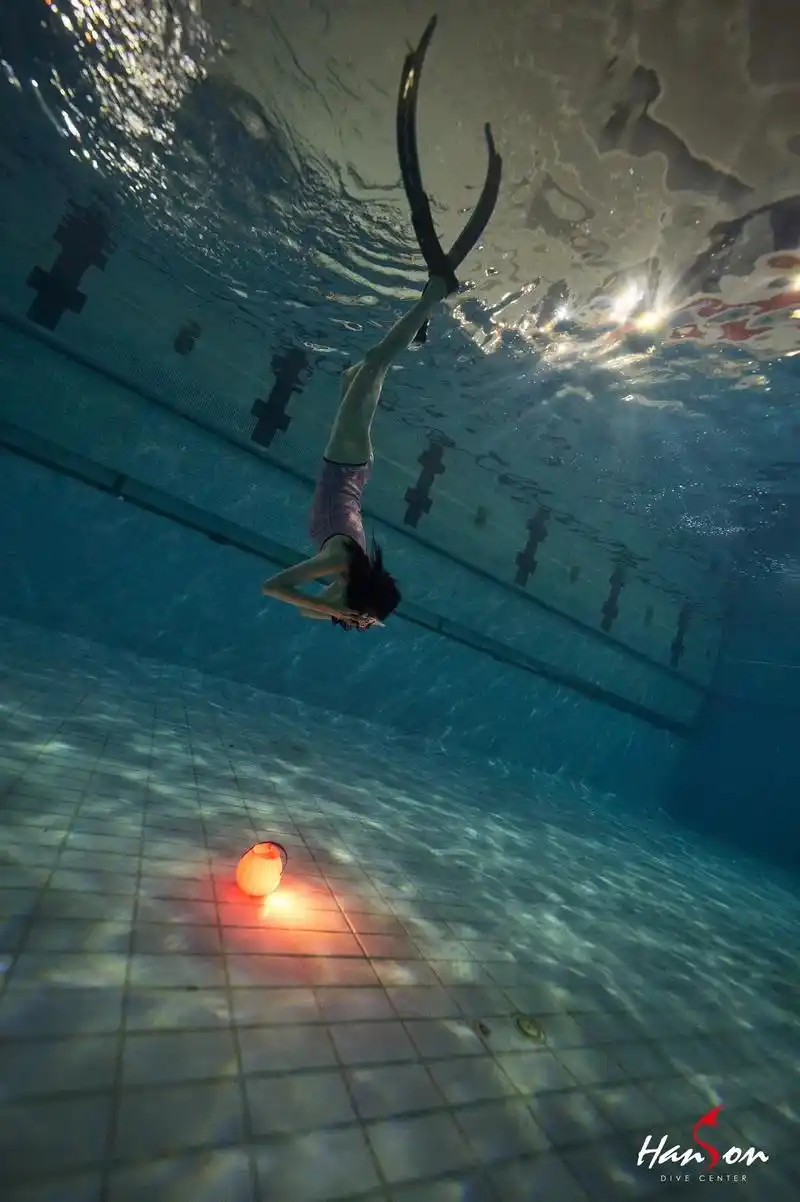 不给糖就捣乱……#万圣节 #潜水女孩 #水下摄影 #这一秒只 - 抖音