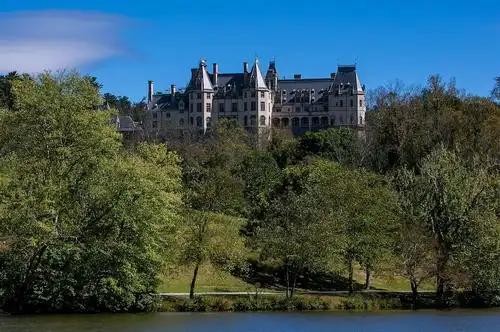 奥赫卡城堡是游客来黄金海岸庄园最方便的度假胜地之一.