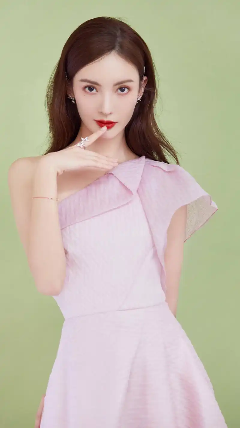 演员金晨,又仙又酷的姐姐,天仙又下凡了,来欣赏美美哒照片吧