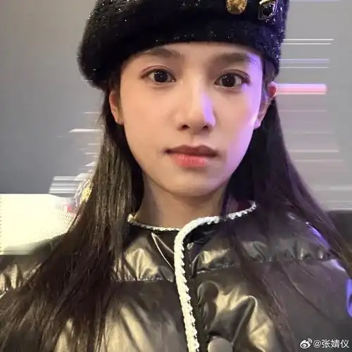 张婧仪发了六张怼脸自拍原来漂亮姐姐自拍也是这样拍的