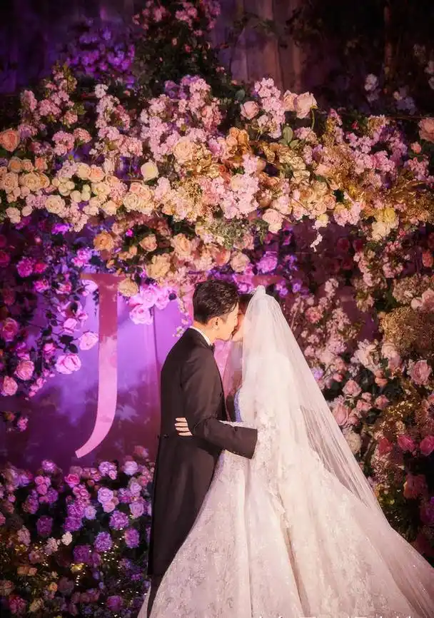 明星婚礼上的吻:王祖蓝搞笑,应采儿霸气,唐嫣罗晋非常甜蜜!