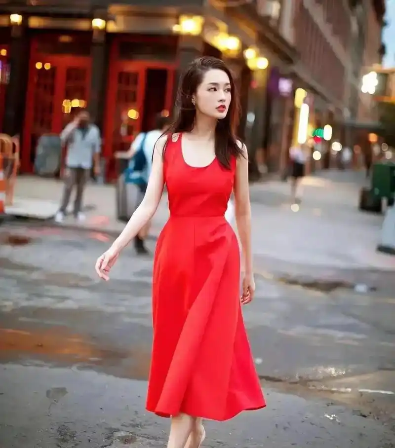 李沁是一位当红女演员,她不仅有着出色的演技,还有一张清新脱俗,如