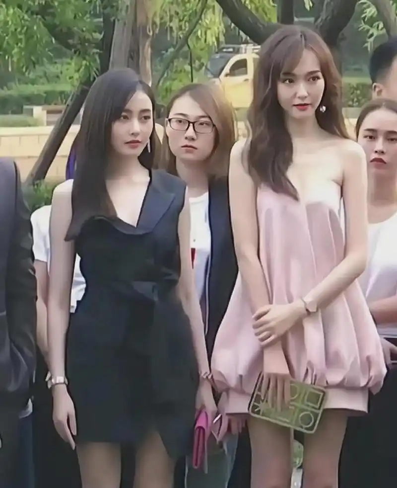 在这张照片中,张天爱身着一件漆黑的长裙,散发着肃穆而神秘的美感