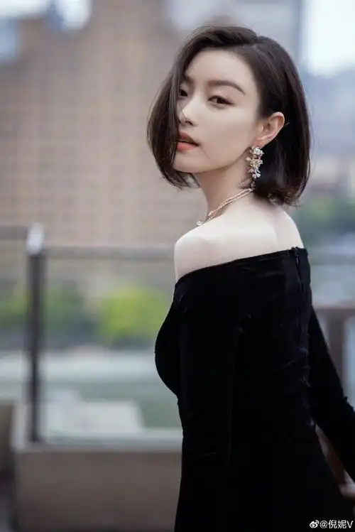 倪妮金棕流光裙