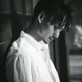 黑白男生头像成熟稳重高清黑白男生头像多了份迷人的成熟