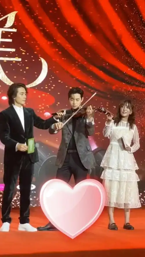 刘宪华被称为"行走的乐器"与师哥王力宏 一样可以演奏多种乐器.