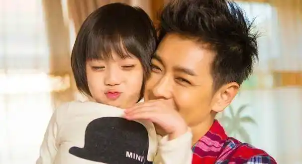 他的儿子kimi也受到林志颖的影响下,非常热爱汽车.