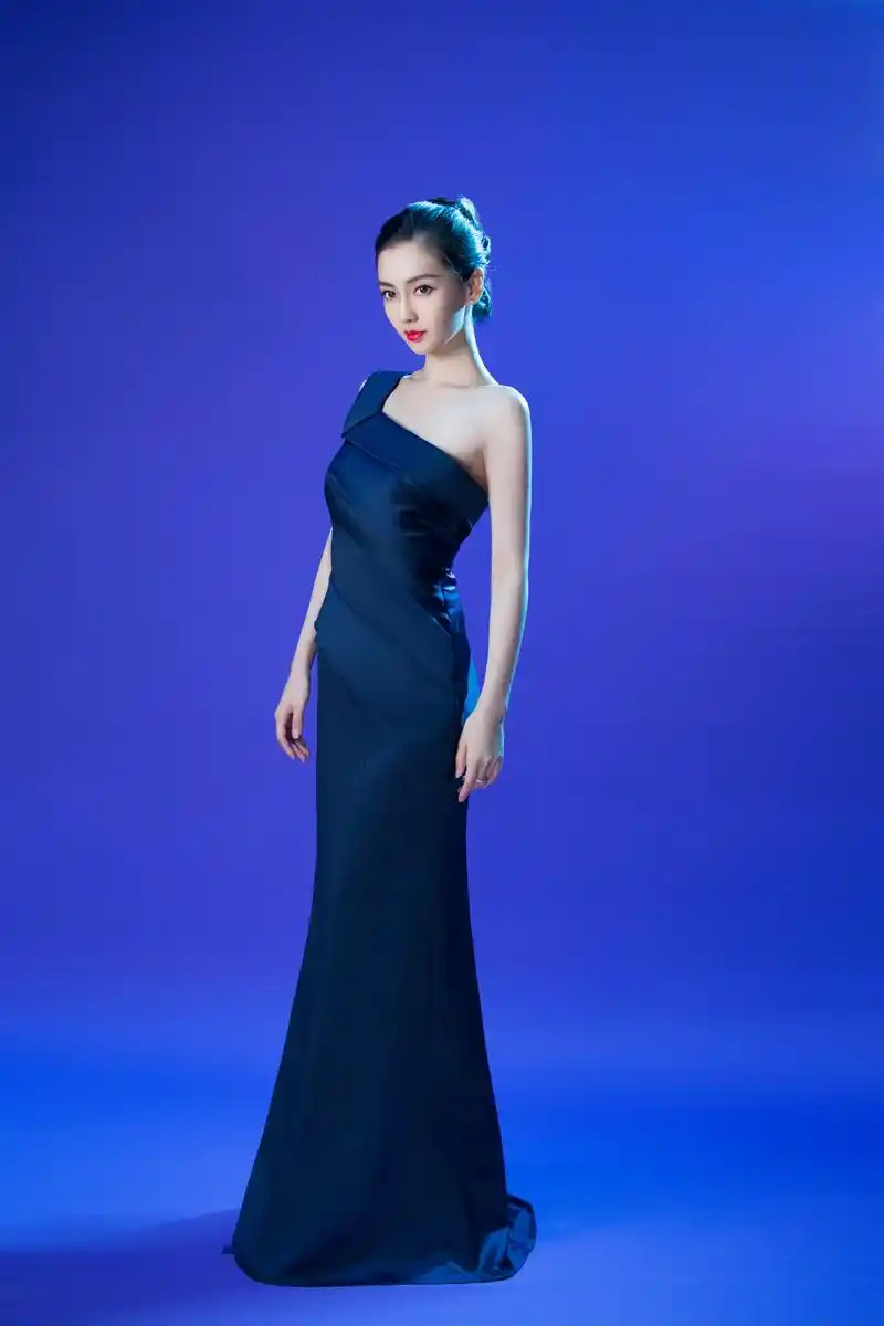 【明星高清大图】angelababy大片曝光,头戴皇冠,身着深蓝色礼服的baby