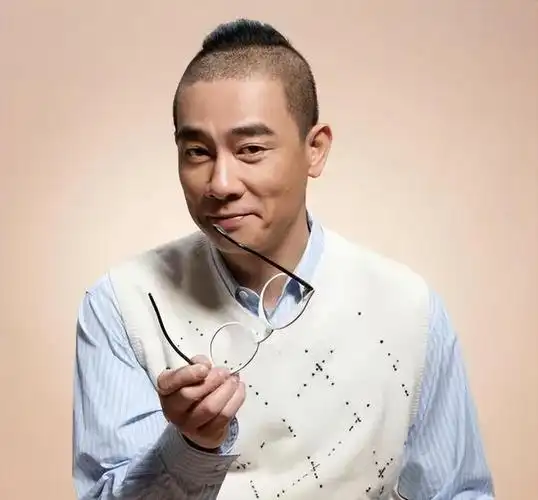 古惑仔山鸡哥,为张柏芝当备胎六年,最大的幸运是遇到应采儿|陈小春