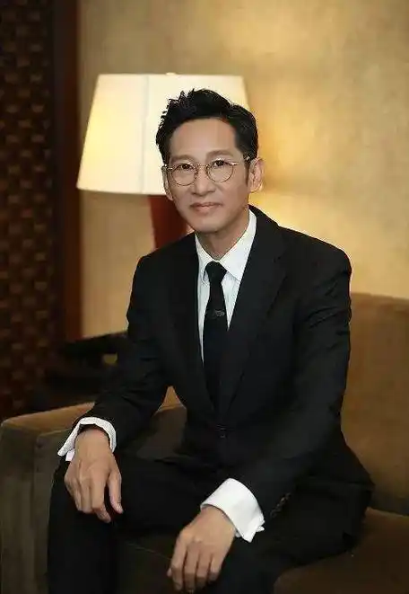 "中国第一太监"王劲松,卑微30年,一朝成名,大男主不过如此