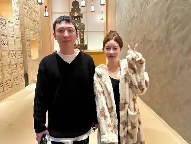 王思聪带新女友00后美女小肉安嗦粉,76元一碗粉被他嗦到飞起…_网友