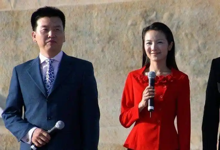 电视管彤,晒出与老公的合照,生于1971年的她,今年已经52岁了_节目