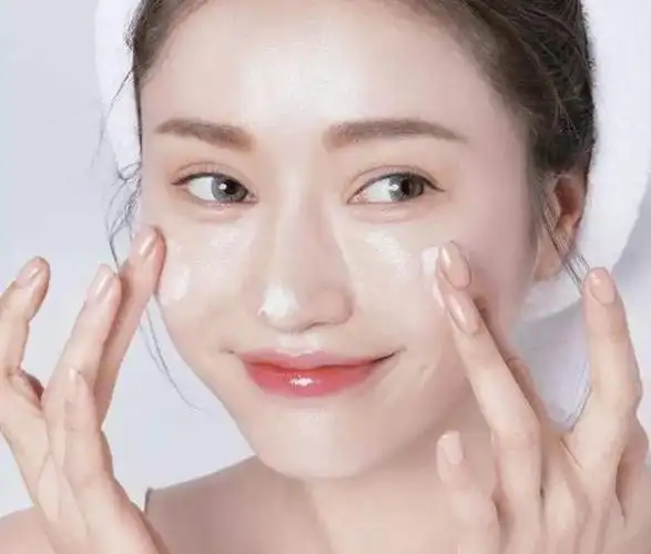 涂完乳液脸上油油的?避开这3个错误,养出一张干净的脸