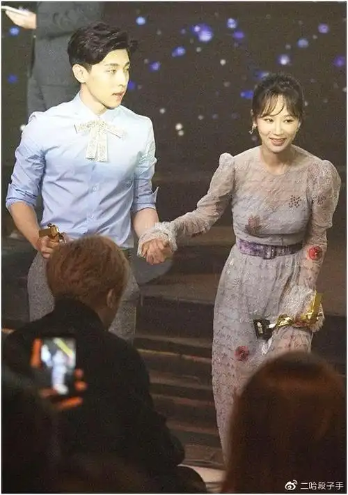 杨紫邓伦公布恋情后求婚现场被公开粉丝终于开始撒糖了