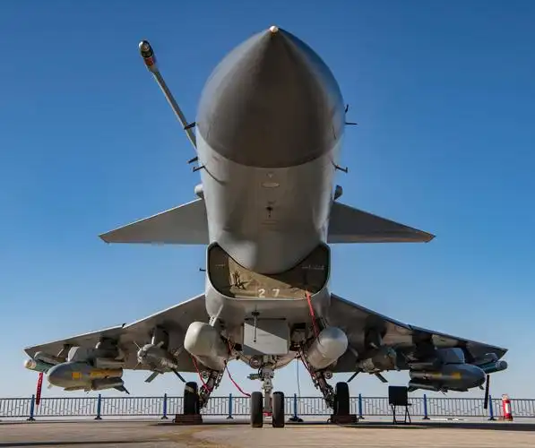 帅气的歼10b战斗机